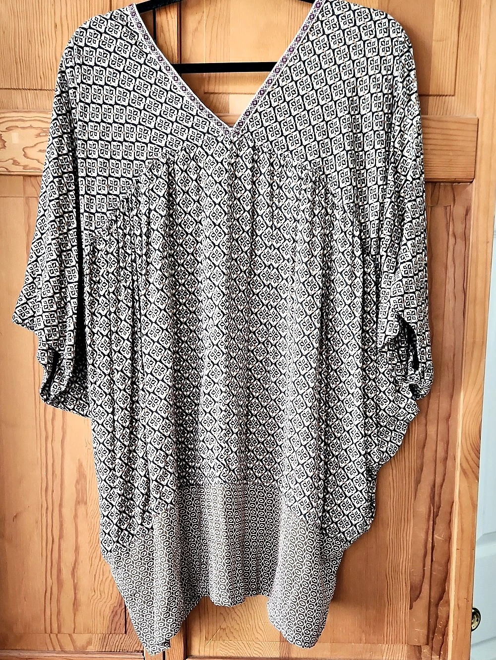 Umgee Geometric V-Neck Tunic in Brown & White XL/1XL